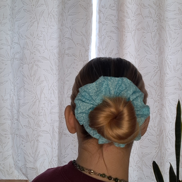 Floral Scrunchie Set - Picture 6 of 10